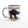 Vit mugg med robot som håller kaffe och texten “Give me coffee – you have 10 seconds to comply” – rolig mugg för sci-fi-fans med koffeinbehov