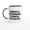Vit mugg med glitch-effekt och texten “Currently experiencing technical difficulties” – rolig mugg med tryck för programmerare och morgontrötta