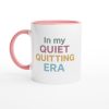 Vit mugg med färgglad text “In my quiet quitting era” – rolig mugg med tryck för kontor och hemmakontor