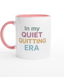 Vit mugg med färgglad text “In my quiet quitting era” – rolig mugg med tryck för kontor och hemmakontor