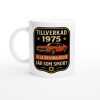 Vit mugg med svart-rött retrotryck, muskelbil och texten “Tillverkad 1975 – alla originaldelar går som smort” – perfekt present till 70-talist