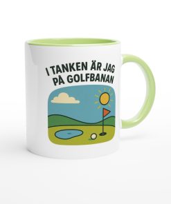 Vit mugg med texten “I tanken är jag på golfbanan” och golfbanaillustration – rolig mugg för golfälskare