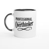 Vit mugg med svart text “Professional Overthinker” och snirklig dekor – rolig mugg för alla överanalyserande