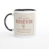 Rolig keramisk mugg, vit med färgat handtag och insida samt tryck som vinetikett med texten 'Certifierat – Nån slags Rosévin.'
