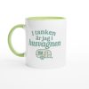 Vit mugg med grön text “I tanken är jag i husvagnen” och husvagnsillustration – rolig mugg med campingtema