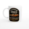 Vit mugg med retrodesign, orange bil och texten “Tillverkad 1965 – alla originaldelar går som smort” – rolig present till 60-talist