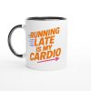 Vit mugg med färgglad text “Running late is my cardio” – rolig mugg med tryck för ständigt stressade
