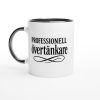 Vit mugg med svart text “Professionell övertänkare” och snirklig dekoration – rolig mugg för övertänkare