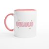 Vit keramisk mugg med rosa texten “DELULU” och små stjärnor – rolig mugg med tryck för dagdrömmare och trendälskare