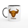 Vit mugg med illustration av en oxe och texten “Oxen” – stilren mugg med tryck för stjärntecknet Oxen