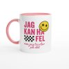 Vit mugg med texten “Jag kan ha fel men jag tvivlar på det”, rutflagga och smiley – rolig mugg med tryck och självsäker humor