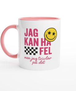 Vit mugg med texten “Jag kan ha fel men jag tvivlar på det”, rutflagga och smiley – rolig mugg med tryck och självsäker humor