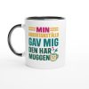Vit mugg med färgglad text “Min favoritanställd gav mig den här muggen” – rolig present med tryck till chef eller kollega
