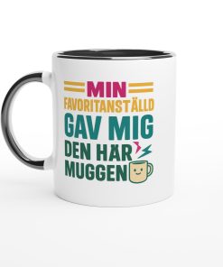 Vit mugg med färgglad text “Min favoritanställd gav mig den här muggen” – rolig present med tryck till chef eller kollega
