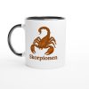 Vit mugg med illustration av en skorpion och texten “Skorpionen” – mugg med tryck för stjärntecknet Skorpionen