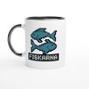 Vit mugg med pixelgrafik av två blå fiskar och texten “Fiskarna” – rolig retrostil mugg med tryck för stjärntecknet Fiskarna