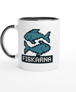 Vit mugg med pixelgrafik av två blå fiskar och texten “Fiskarna” – rolig retrostil mugg med tryck för stjärntecknet Fiskarna