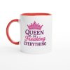 Vit mugg med rosa krona och texten “Queen of Freaking Everything” – rolig mugg med tryck till självsäker kvinna