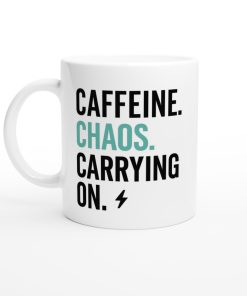 Vit mugg med svart och turkos text “Caffeine. Chaos. Carrying on.” – rolig och stilren mugg med tryck för vardagskämpar