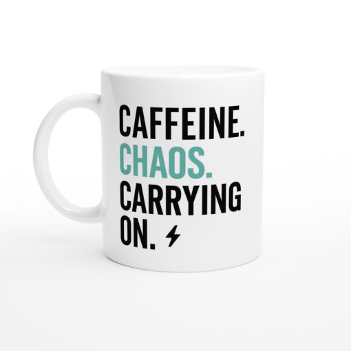 Vit mugg med svart och turkos text “Caffeine. Chaos. Carrying on.” – rolig och stilren mugg med tryck för vardagskämpar