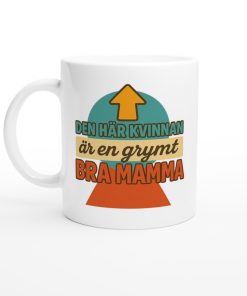 Vit mugg med färgglad text “Den här kvinnan är en grymt bra mamma” och pil uppåt – rolig present med tryck till mamma