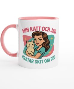 Vit mugg med texten “Min katt och jag pratar skit om dig” och retroillustration av kvinna med katt – rolig mugg med tryck för kattälskare