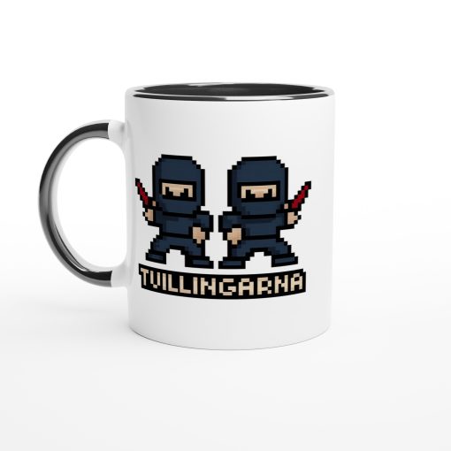 Vit mugg med pixelgrafik av två ninjor och texten “Tvillingarna” – rolig mugg med tryck för stjärntecknet Tvillingarna i retrostil