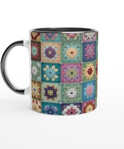 Vit keramisk mugg med färgglatt mönster av virkade mormorsrutor och blommor – perfekt present till virkälskare