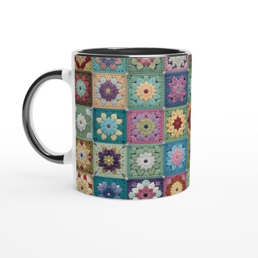 Vit keramisk mugg med färgglatt mönster av virkade mormorsrutor och blommor – perfekt present till virkälskare