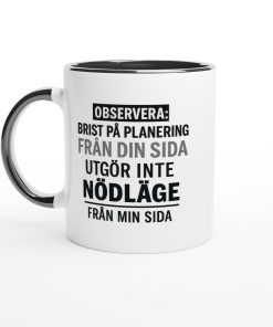 Vit rolig mugg med svart handtag och texten “Observera: Brist på planering utgör inte nödläge” – perfekt present till kollega