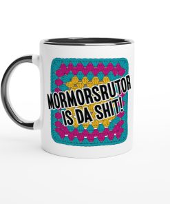 Vit rolig mugg med färgglad virkad ruta och texten “Mormorsrutor is da shit!” – perfekt present till virkare