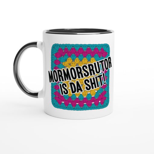 Vit rolig mugg med färgglad virkad ruta och texten “Mormorsrutor is da shit!” – perfekt present till virkare