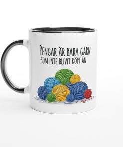 Vit rolig mugg med garnmotiv och texten “Pengar är bara garn som inte blivit köpt än” – perfekt present till stickare och virkare