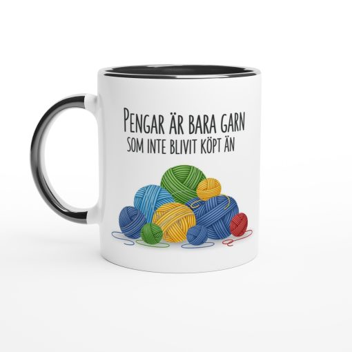 Vit rolig mugg med garnmotiv och texten “Pengar är bara garn som inte blivit köpt än” – perfekt present till stickare och virkare
