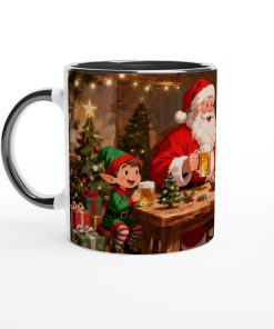 Rolig julmugg med tomten och nissar som dricker öl i verkstaden, julpyntat motiv – perfekt mugg med tryck till julälskare