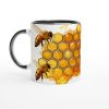 Rolig mugg med bin och honungskakor i gult och orange, vit med svart handtag – perfekt present till naturälskare