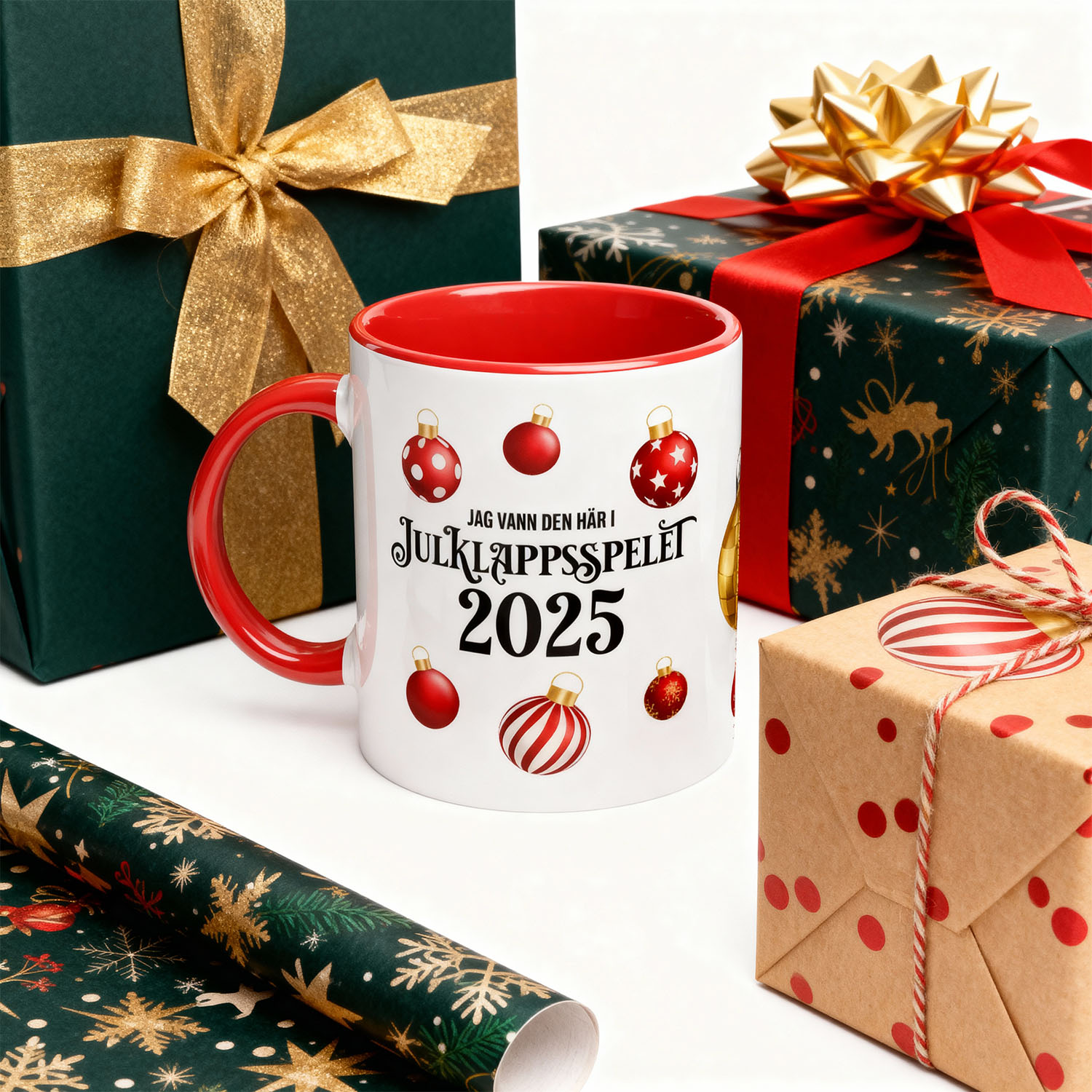 Rolig mugg med texten “Jag vann den här i julklappsspelet 2025” och röda julkulor – perfekt present med humor